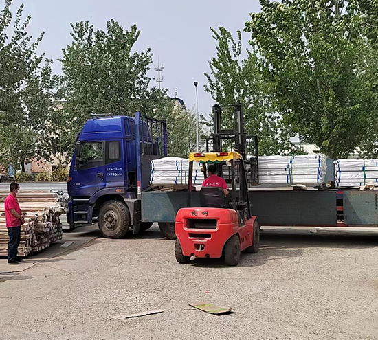 來料卸車，拉彎加工材料執(zhí)行高標(biāo)準(zhǔn)！