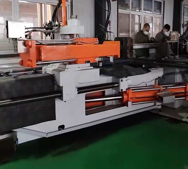 人工智能機(jī)械引領(lǐng)拉彎加工企業(yè)快速發(fā)展