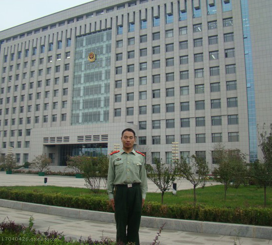 北京拉彎廠員工在公交車(chē)上扶老人：現(xiàn)在這世上還是好人多！