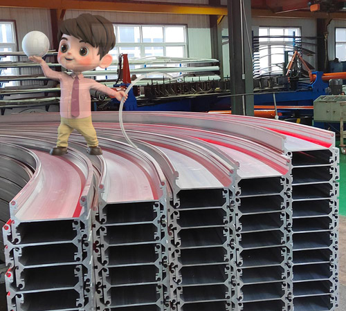 鋁型材拉彎加工的優(yōu)勢與挑戰(zhàn)：如何在現(xiàn)代制造業(yè)中實(shí)現(xiàn)高效與精確