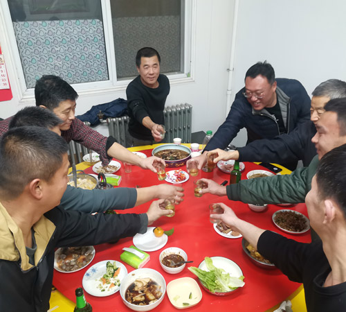 《感恩有你，“職”迎新生——北京型材拉彎盛達偉業(yè)感恩節(jié)特別聚餐》