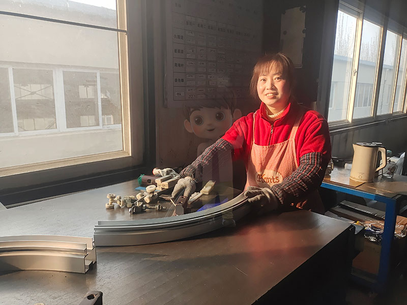 北京盛達(dá)偉業(yè)型材拉彎廠“三八”婦女節(jié):致敬最美“她”身影 北京盛達(dá)偉業(yè)型材拉彎廠“三八”婦女節(jié):致敬最美“她”身影