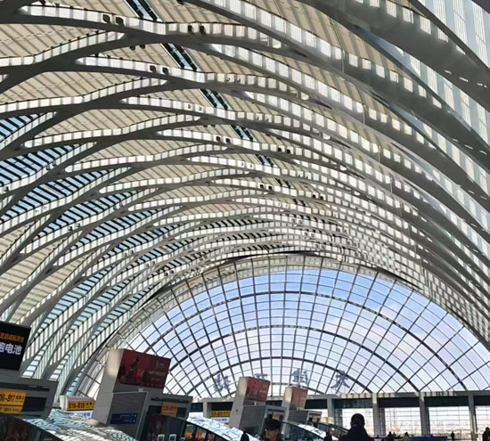 北京工業(yè)鋁型材拉彎在建筑與機(jī)械制造中的關(guān)鍵作用：探討其對(duì)產(chǎn)品結(jié)構(gòu)與美觀的影響