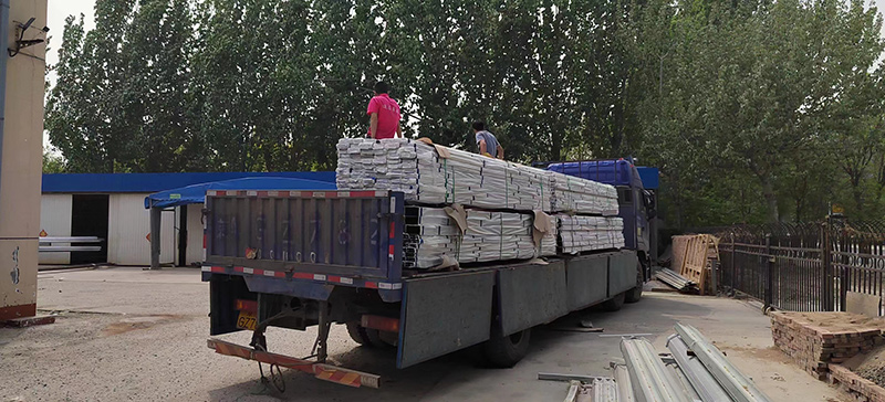 來(lái)料卸車(chē)，拉彎加工材料執(zhí)行高標(biāo)準(zhǔn)！