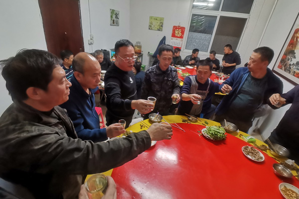 盛達(dá)科技冬季關(guān)懷:發(fā)放勞動(dòng)保護(hù)用品與聚餐活動(dòng)的雙重溫暖 盛達(dá)科技冬季關(guān)懷:發(fā)放勞動(dòng)保護(hù)用品與聚餐活動(dòng)的雙重溫暖