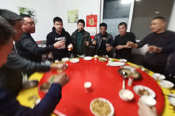 盛達(dá)科技冬季關(guān)懷:發(fā)放勞動(dòng)保護(hù)用品與聚餐活動(dòng)的雙重溫暖 盛達(dá)科技冬季關(guān)懷:發(fā)放勞動(dòng)保護(hù)用品與聚餐活動(dòng)的雙重溫暖