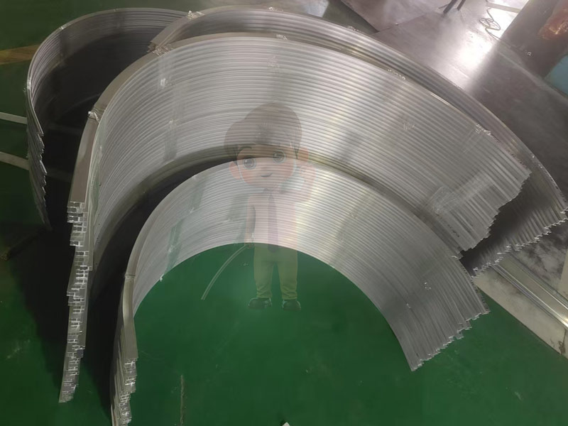 鋁型材拉彎加工的行業(yè)趨勢(shì)：北京拉彎廠如何通過(guò)設(shè)備提升生產(chǎn)效率與產(chǎn)品質(zhì)量