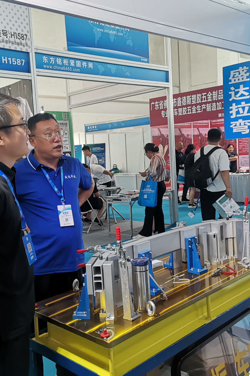 型材拉彎加工廠慶祝第93個八一建軍！